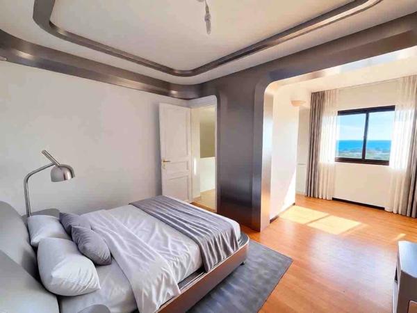 SAINT AYGULF - QUARTIER PRISE - VUE IMPRENABLE - GARAGES - PISCINE