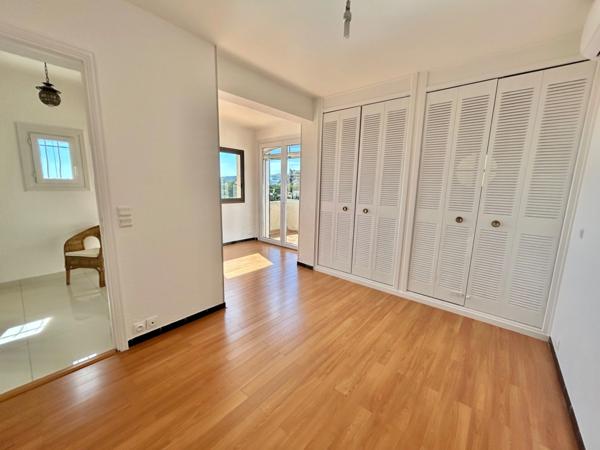 SAINT AYGULF - QUARTIER PRISE - VUE IMPRENABLE - GARAGES - PISCINE