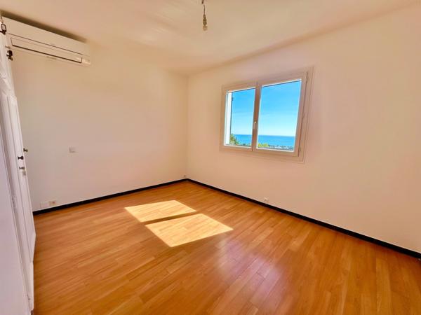 SAINT AYGULF - QUARTIER PRISE - VUE IMPRENABLE - GARAGES - PISCINE