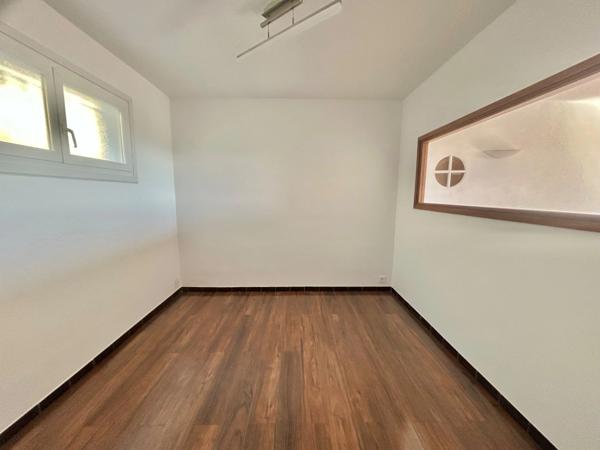 SAINT AYGULF - QUARTIER PRISE - VUE IMPRENABLE - GARAGES - PISCINE