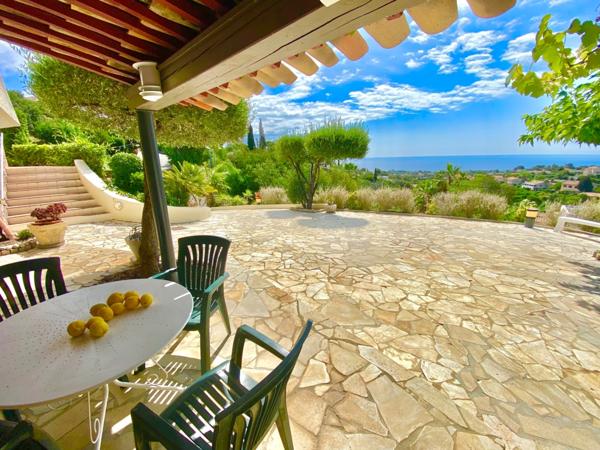 SAINT AYGULF - QUARTIER PRISE - VUE IMPRENABLE - GARAGES - PISCINE