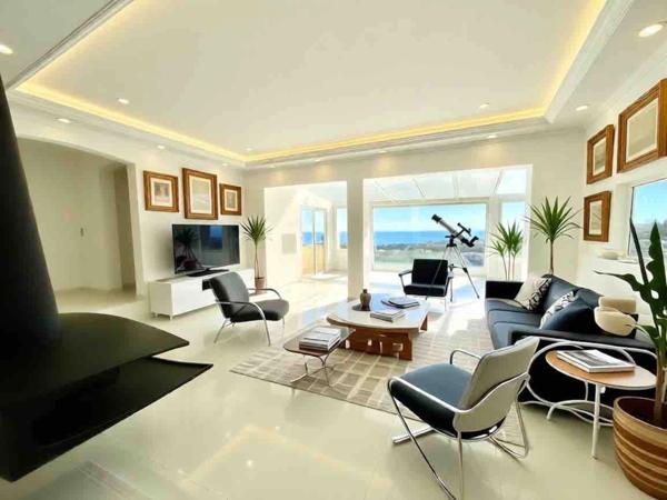 SAINT AYGULF - QUARTIER PRISE - VUE IMPRENABLE - GARAGES - PISCINE