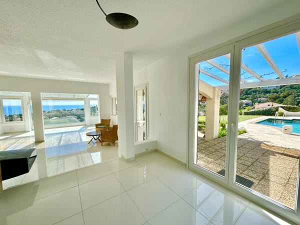 SAINT AYGULF - QUARTIER PRISE - VUE IMPRENABLE - GARAGES - PISCINE