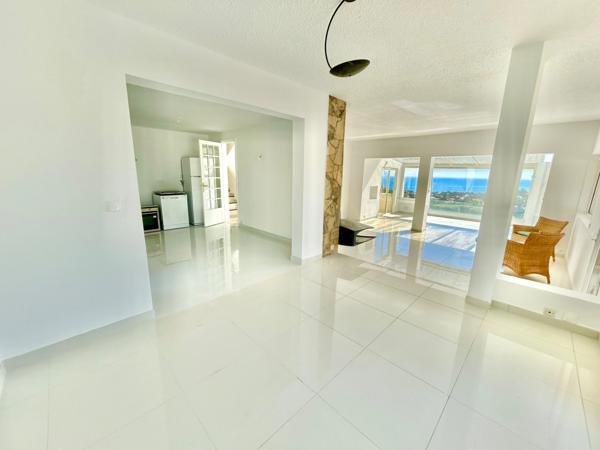 SAINT AYGULF - QUARTIER PRISE - VUE IMPRENABLE - GARAGES - PISCINE