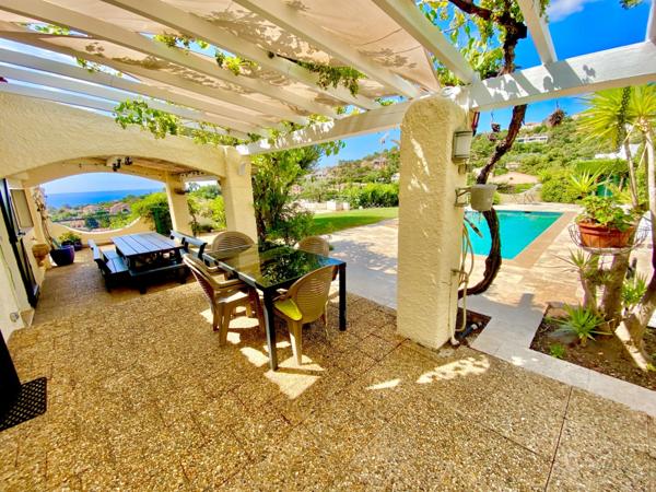 SAINT AYGULF - QUARTIER PRISE - VUE IMPRENABLE - GARAGES - PISCINE