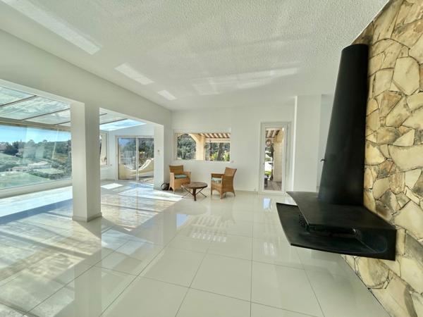 SAINT AYGULF - QUARTIER PRISE - VUE IMPRENABLE - GARAGES - PISCINE