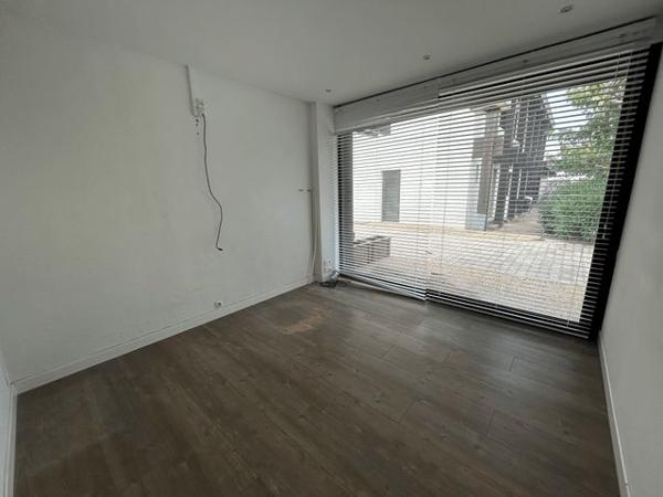 Location Local commercial 1 pièce 56 m² - Centre Commercial LA CURIEUSE Le Grau Du Roi 30240