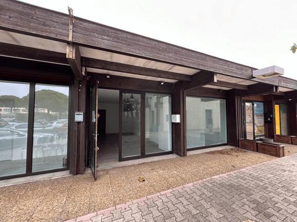Location Local commercial 1 pièce 56 m² - Centre Commercial LA CURIEUSE Le Grau Du Roi 30240