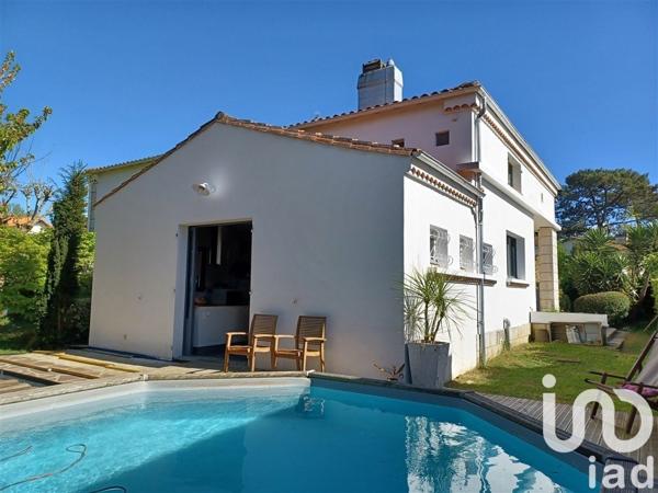 Maison 8 pièces de 171 m² à Vaux-sur-Mer (17640)