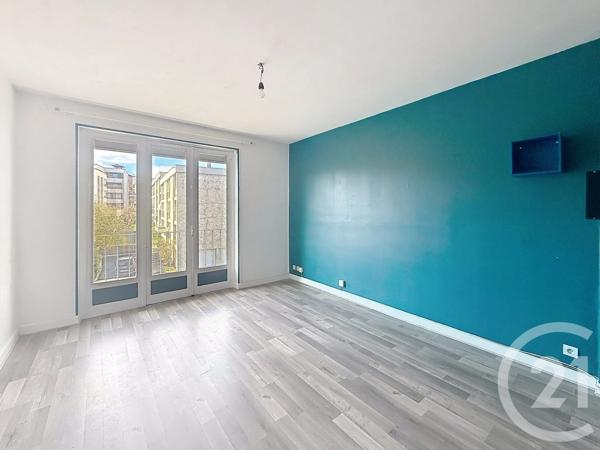Appartement F3 à vendre  3 pièces - 83,80 m 2   RIOM  - 63