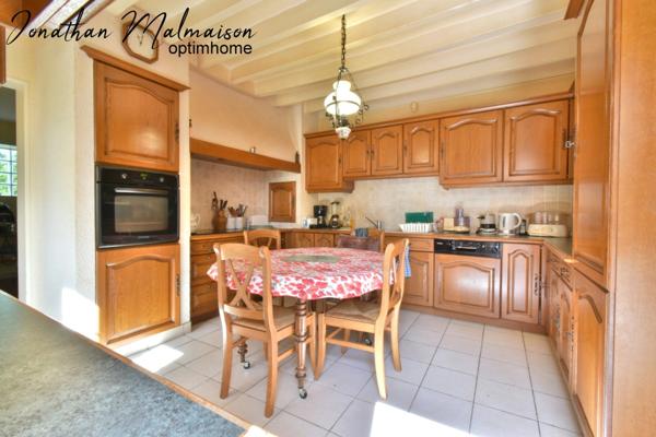 Maison de Caractère avec Dépendances sur une Parcelle Arborée de plus de 3000 m²