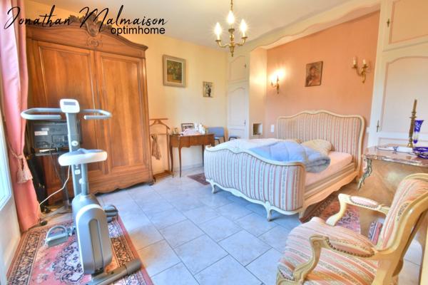 Maison de Caractère avec Dépendances sur une Parcelle Arborée de plus de 3000 m²