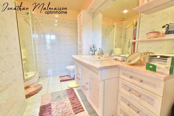 Maison de Caractère avec Dépendances sur une Parcelle Arborée de plus de 3000 m²