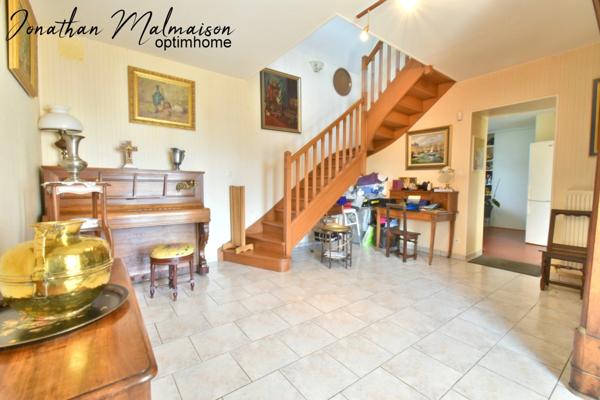 Maison de Caractère avec Dépendances sur une Parcelle Arborée de plus de 3000 m²