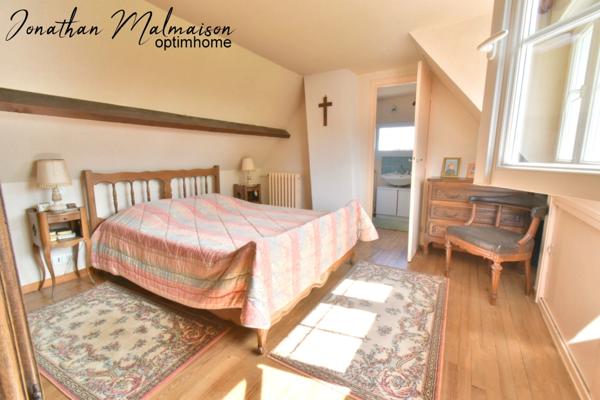 Maison de Caractère avec Dépendances sur une Parcelle Arborée de plus de 3000 m²