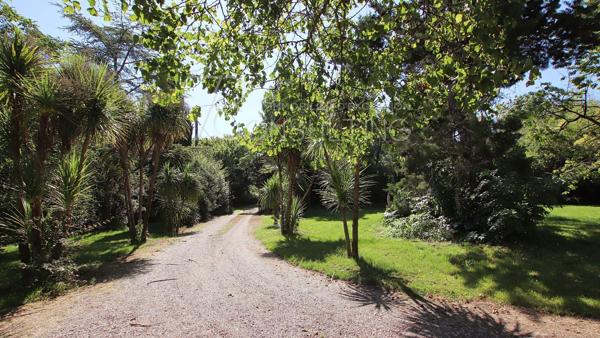 VENTE – MAUVEZIN GERS- CHÂTEAU ET DÉPENDANCES SUR PARC CONSTRUCTIBLE