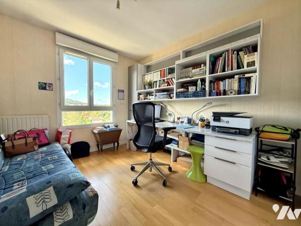 VEYZIAT – RARE SUR LE SECTEUR – T4 Bis en dernier étage avec terrasse.
