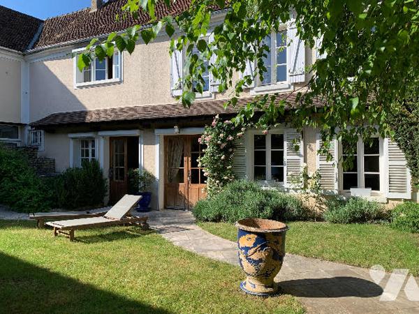 Maison charme 8 pp, 220m2,  village avec commerces et écoles,