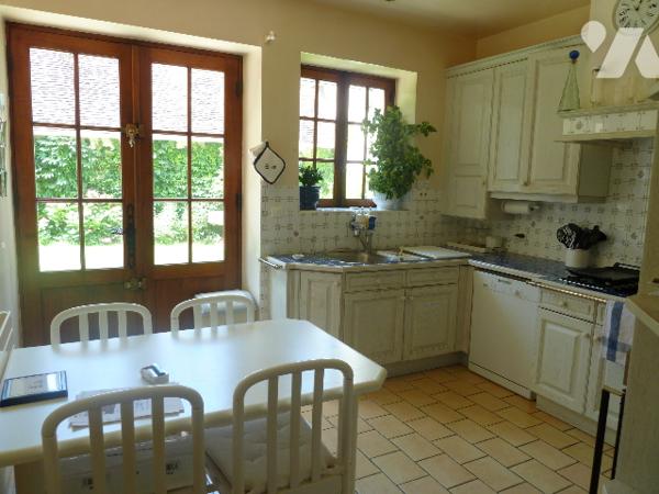 Maison charme 8 pp, 220m2,  village avec commerces et écoles,