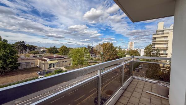 Appartement avec balcons et parking ? Avenue du Président Kennedy ? 63.90 m2