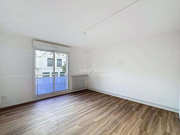 APPARTEMENT ENTIÈREMENT RÉNOVÉ HYPER CENTRE 2 CHAMBRES + STATIONNEMENT