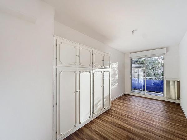 APPARTEMENT ENTIÈREMENT RÉNOVÉ HYPER CENTRE 2 CHAMBRES + STATIONNEMENT