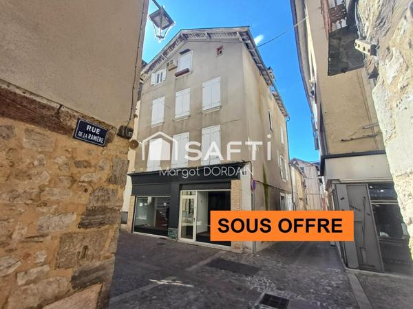 Situé au cœur de la charmante ville de Villefranche-de-Rouergue (12200), cet immeuble bénéficie d'un emplacement central au sein de la bastide
