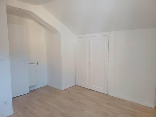 Situé au cœur de la charmante ville de Villefranche-de-Rouergue (12200), cet immeuble bénéficie d'un emplacement central au sein de la bastide
