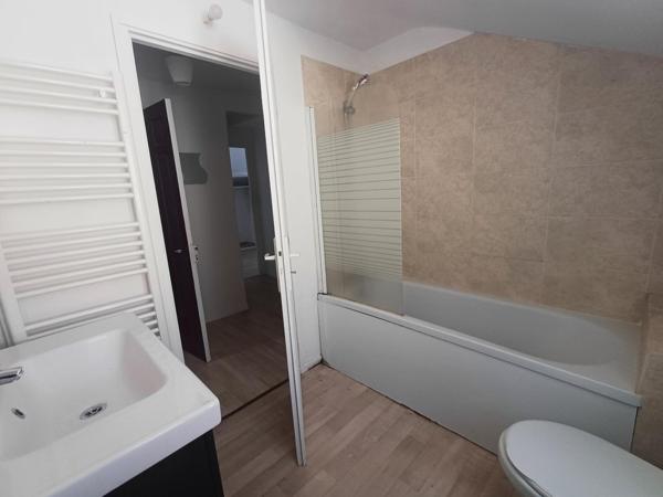 Situé au cœur de la charmante ville de Villefranche-de-Rouergue (12200), cet immeuble bénéficie d'un emplacement central au sein de la bastide