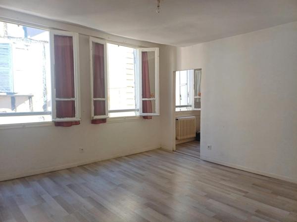 Situé au cœur de la charmante ville de Villefranche-de-Rouergue (12200), cet immeuble bénéficie d'un emplacement central au sein de la bastide
