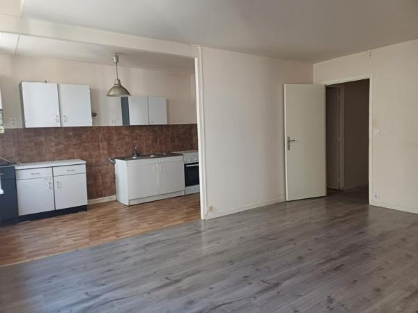 Situé au cœur de la charmante ville de Villefranche-de-Rouergue (12200), cet immeuble bénéficie d'un emplacement central au sein de la bastide