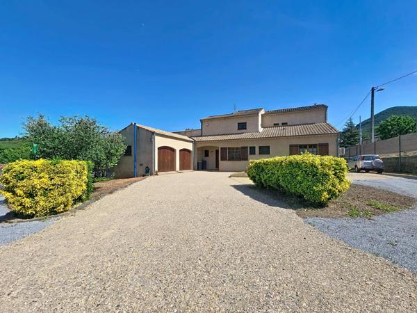 Une propriété rare à Bédarieux, alliant volumes, prestations modernes triple garage et vaste terrain constructible.