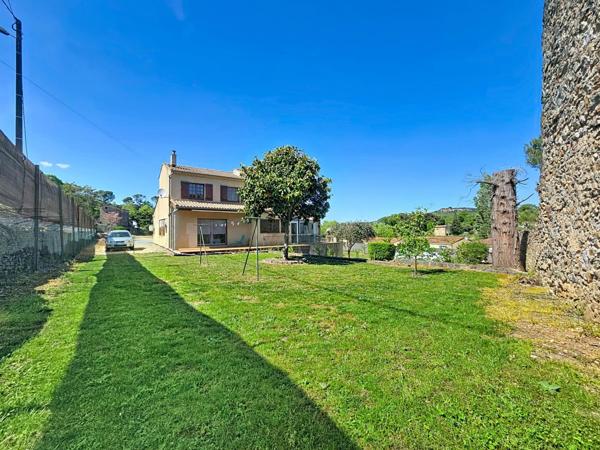 Une propriété rare à Bédarieux, alliant volumes, prestations modernes triple garage et vaste terrain constructible.