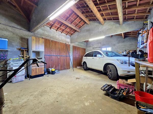 Une propriété rare à Bédarieux, alliant volumes, prestations modernes triple garage et vaste terrain constructible.