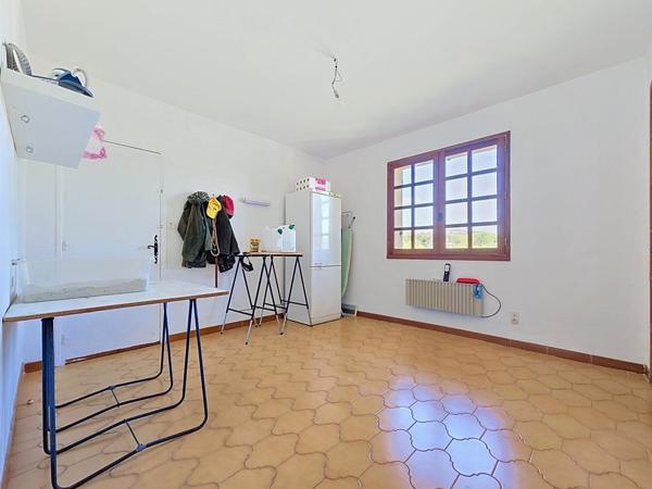 Une propriété rare à Bédarieux, alliant volumes, prestations modernes triple garage et vaste terrain constructible.
