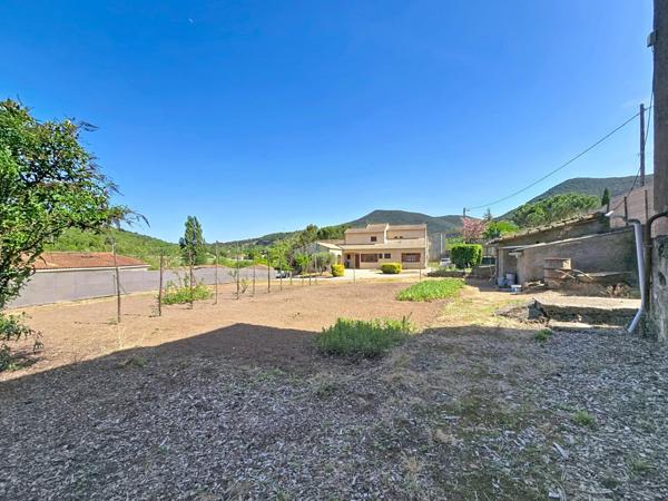 Une propriété rare à Bédarieux, alliant volumes, prestations modernes triple garage et vaste terrain constructible.