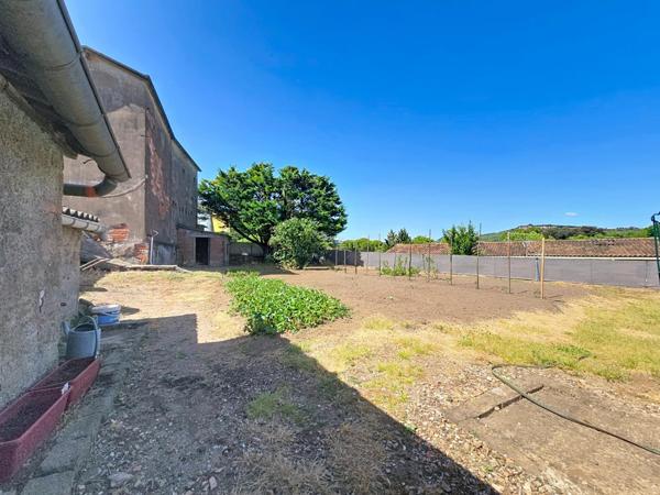 Une propriété rare à Bédarieux, alliant volumes, prestations modernes triple garage et vaste terrain constructible.
