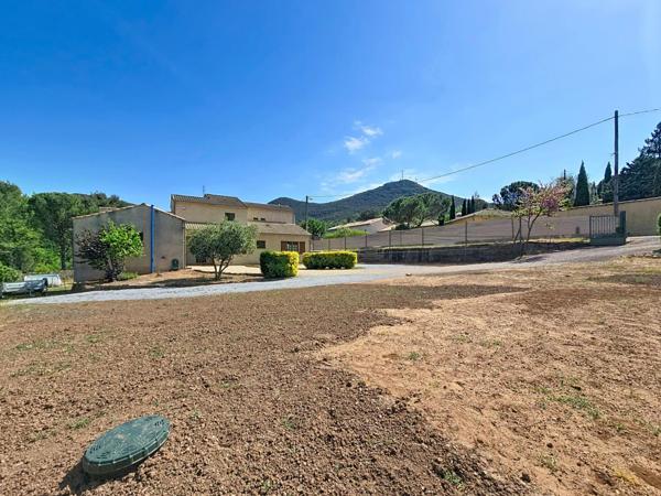 Une propriété rare à Bédarieux, alliant volumes, prestations modernes triple garage et vaste terrain constructible.