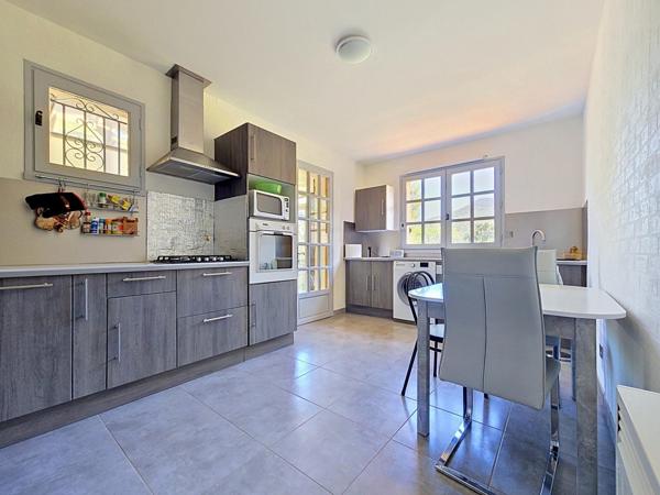 Une propriété rare à Bédarieux, alliant volumes, prestations modernes triple garage et vaste terrain constructible.