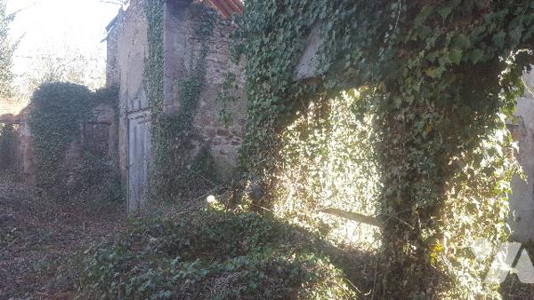 TERRAIN A BATIR SUPPORTANT UNE ANCIENNE CONSTRUCTION
SEULE CETTE DERNIERE PEUT ETRE RECONSTRUITE