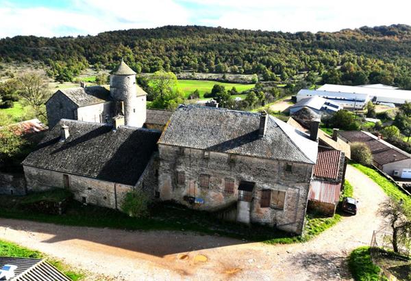 Corps de ferme de 540 m2 + annexes, sur 3700 m2