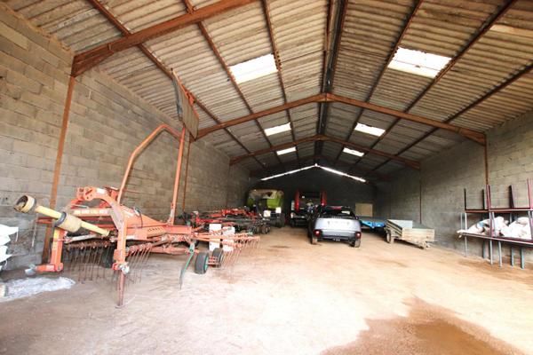 Corps de ferme de 540 m2 + annexes, sur 3700 m2