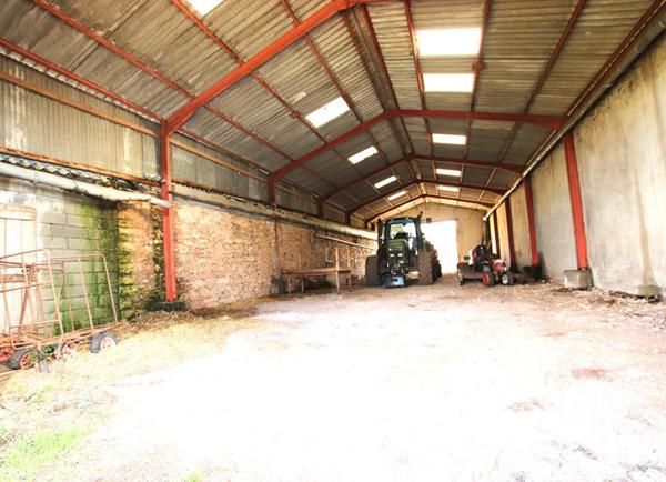 Corps de ferme de 540 m2 + annexes, sur 3700 m2