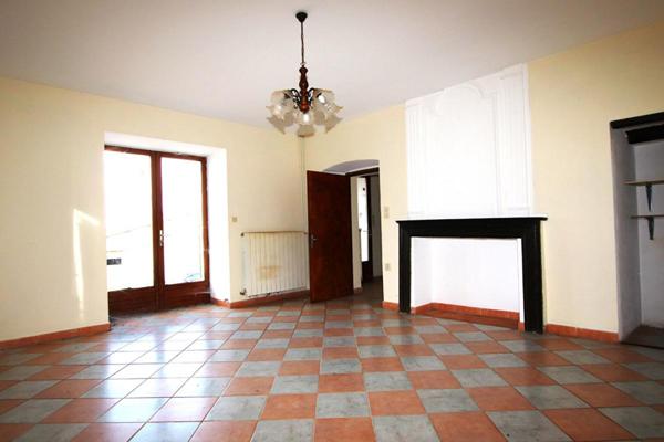 Corps de ferme de 540 m2 + annexes, sur 3700 m2