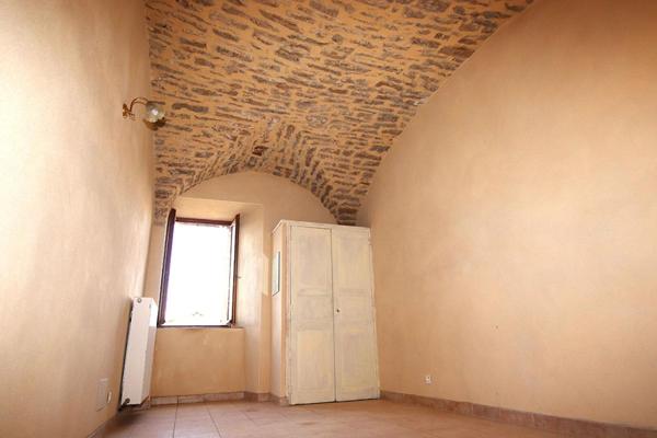 Corps de ferme de 540 m2 + annexes, sur 3700 m2