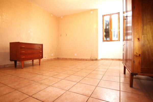 Corps de ferme de 540 m2 + annexes, sur 3700 m2