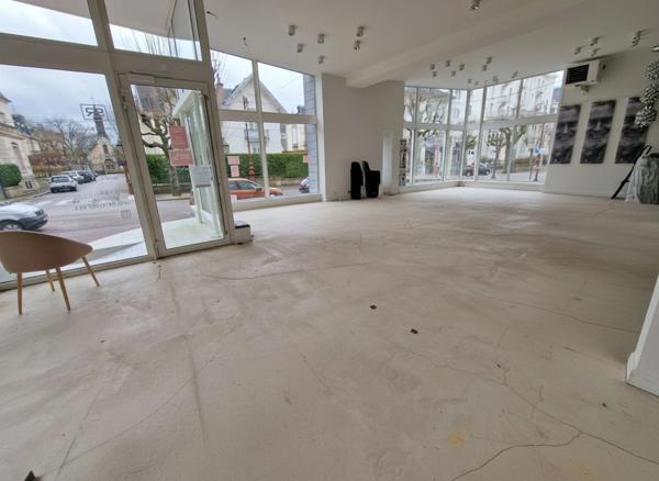 LOCAL 256 m2 à vendre VITTEL (88) Idéal RESTAURANT ou MAGASIN Quartier THERMAL