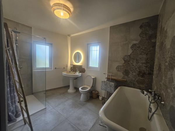 Orange (84100) Orange T5 meublé avec piscine dans propriété d'exception.