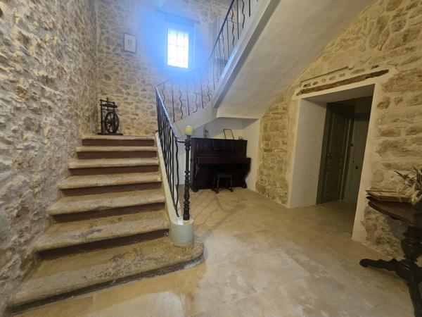 Orange (84100) Orange T5 meublé avec piscine dans propriété d'exception.