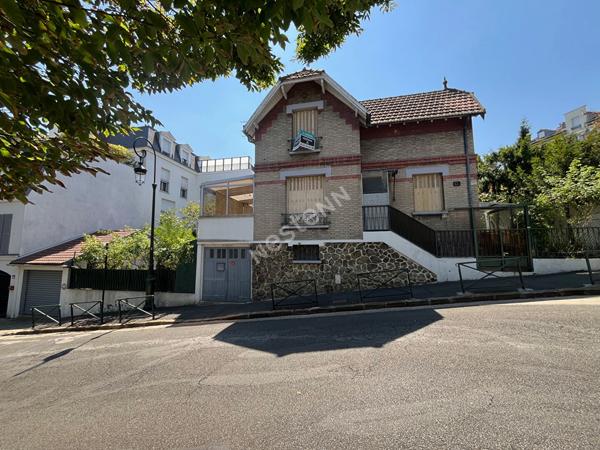 Maison des années 30 en briques avec jardin et garages- Charme et Potentiel sur la colline de Puteaux